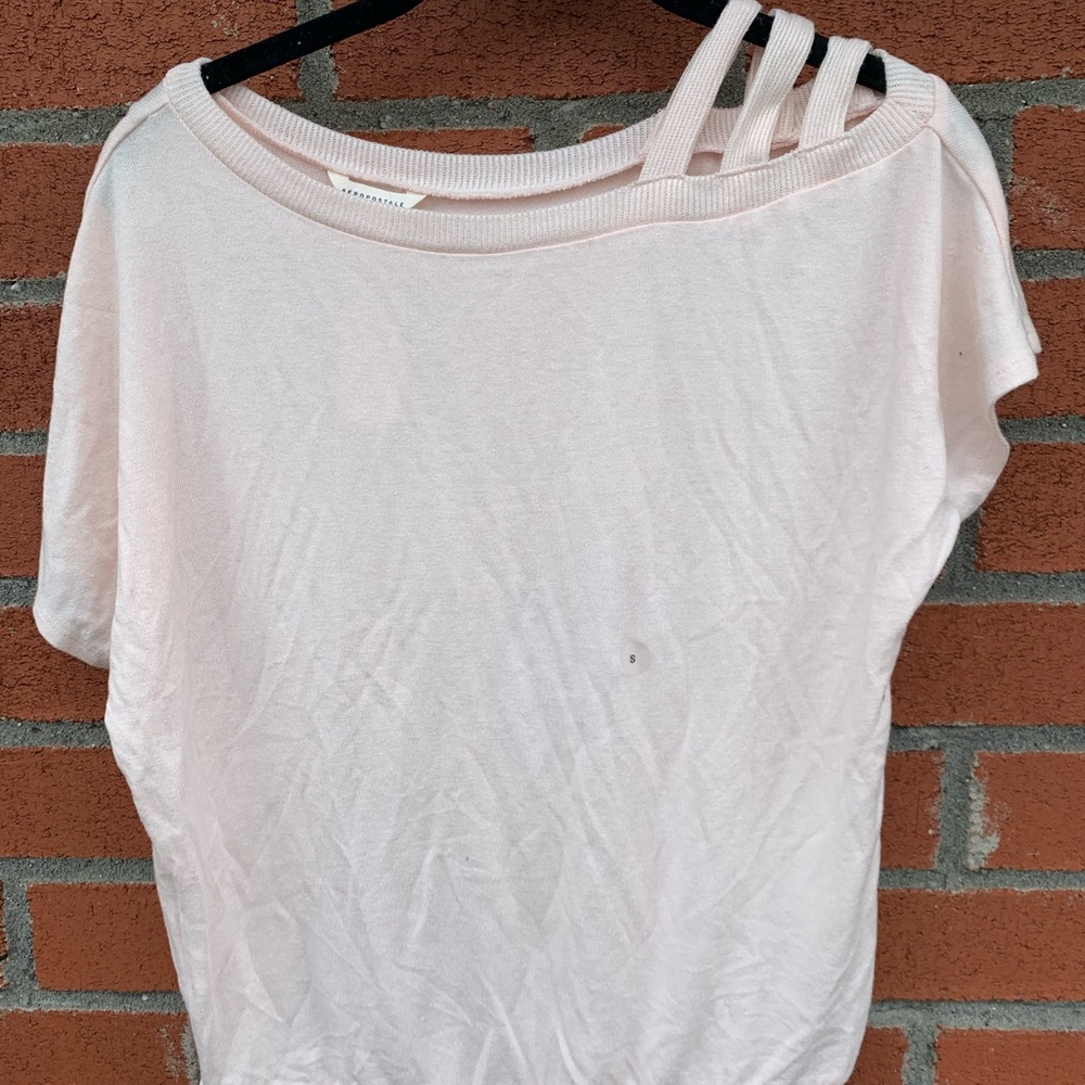 Light pink t shirt with open one shoulder design